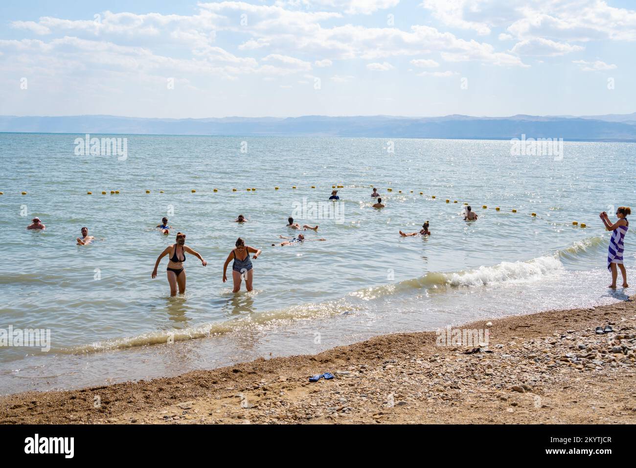 Touristen, die im Dead Sea Jordan schwimmen Stockfoto