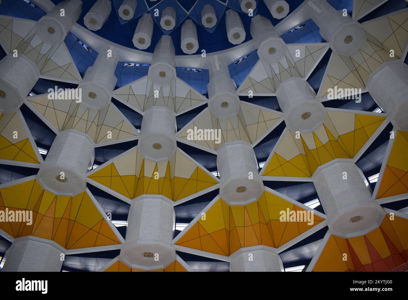 Das Innere der Moschee vom Fenster aus gesehen. Stockfoto