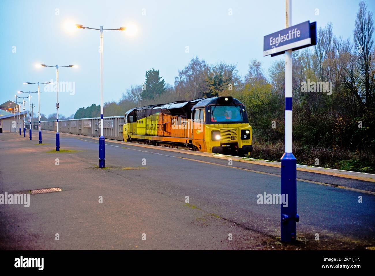 Klasse 70805 Lcomotive mit einem Güterzug von Longport in Eaglescliffe, Stockton on Tees, Cleveland, England, 1.. Dezember 2022 Stockfoto