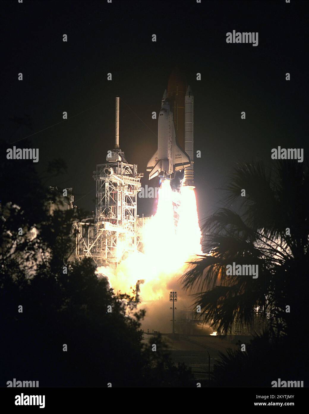STS-56-Start – der Space Shuttle Discovery startet vom Startblock 39B auf Mission STS-56 um 1:29:00 Uhr, EDT, April 8. Der erste Versuch, den Discovery auf seiner 16. Raumfahrt zu starten, wurde am 6. April bei T-11 Sekunden gestoppt. An Bord der zweiten Space Shuttle Mission 1993 sind eine fünfköpfige Crew und das Atmospheric Laboratory for Applications and Science 2, die zweite in einer Reihe von Missionen, um die Energieleistung der Sonne und die chemische Zusammensetzung der mittleren Atmosphäre der Erde zu untersuchen und wie diese Faktoren den Ozongehalt beeinflussen. Stockfoto