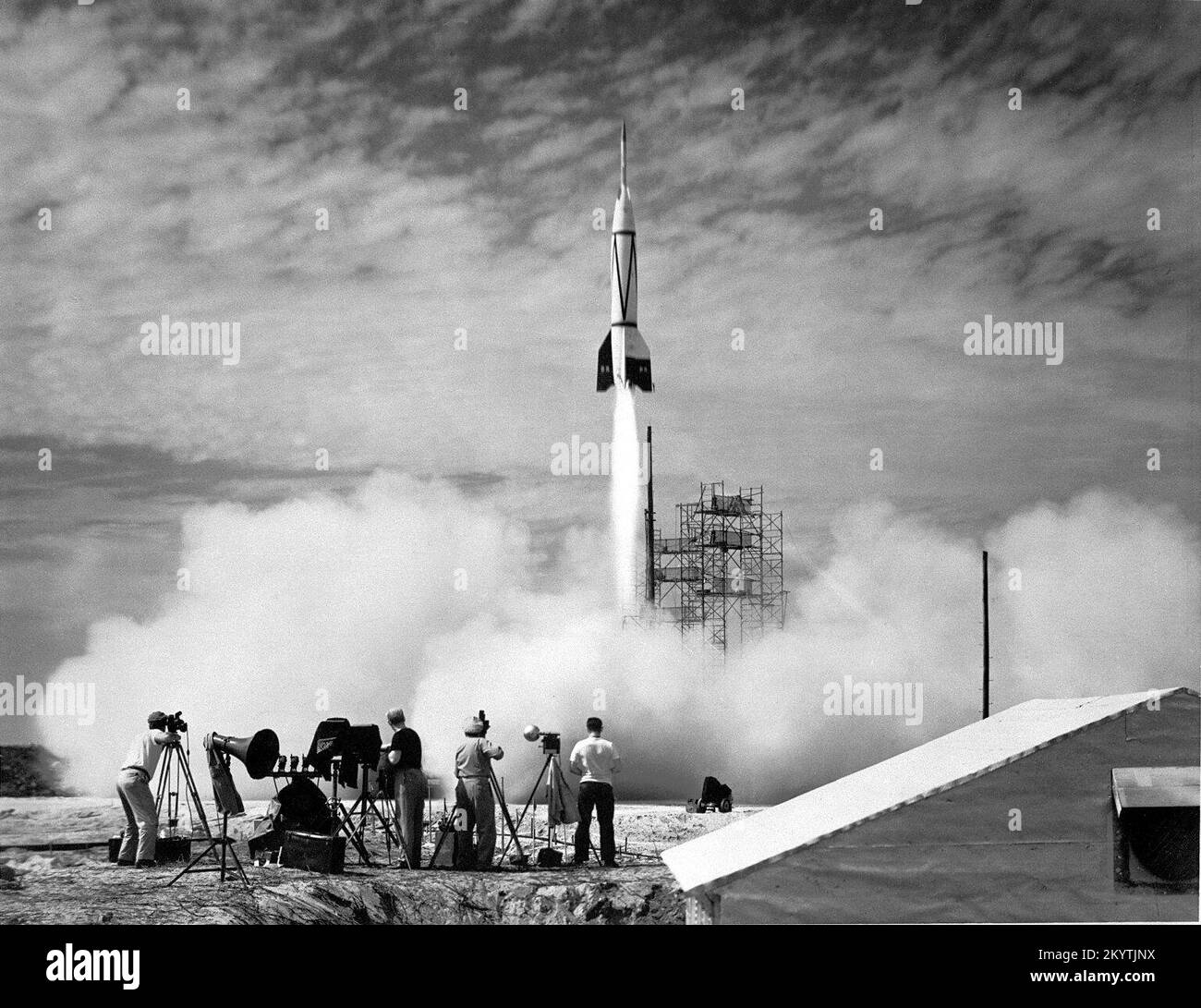 Bumper V-2 Start (24. Juli 1950) Ein neues Kapitel der Raumfahrt begann im Juli 1950 mit dem Start der ersten Rakete aus Cape Canaveral, Florida: Der Bumper 8. Wie oben gezeigt, war Bumper 8 ein ehrgeiziges zweistufiges Raketenprogramm, das eine V-2-Raketenbasis mit einer WAC-Korporalrakete überragte. Die obere Bühne erreichte damals Rekordhöhen von fast 400 Kilometern, höher als selbst moderne Space Shuttles heute fliegen. Bumper 8 wurde unter der Leitung der General Electric Company ins Leben gerufen und wurde in erster Linie für die Erprobung von Raketensystemen und für die Erforschung der oberen Atmosphäre verwendet. Stoßfängerraketen transportiert Stockfoto