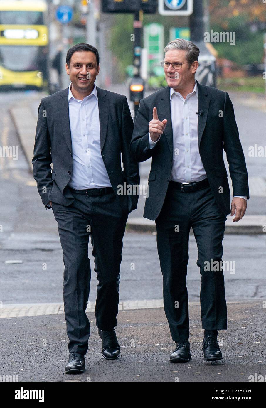 Der Vorsitzende der Labour Party Sir Keir Starmer (rechts) und Anas Sarwar, Führer der schottischen Labour Party, während eines Besuchs in Shawlands in Glasgow. Foto: Freitag, 2. Dezember 2022. Stockfoto