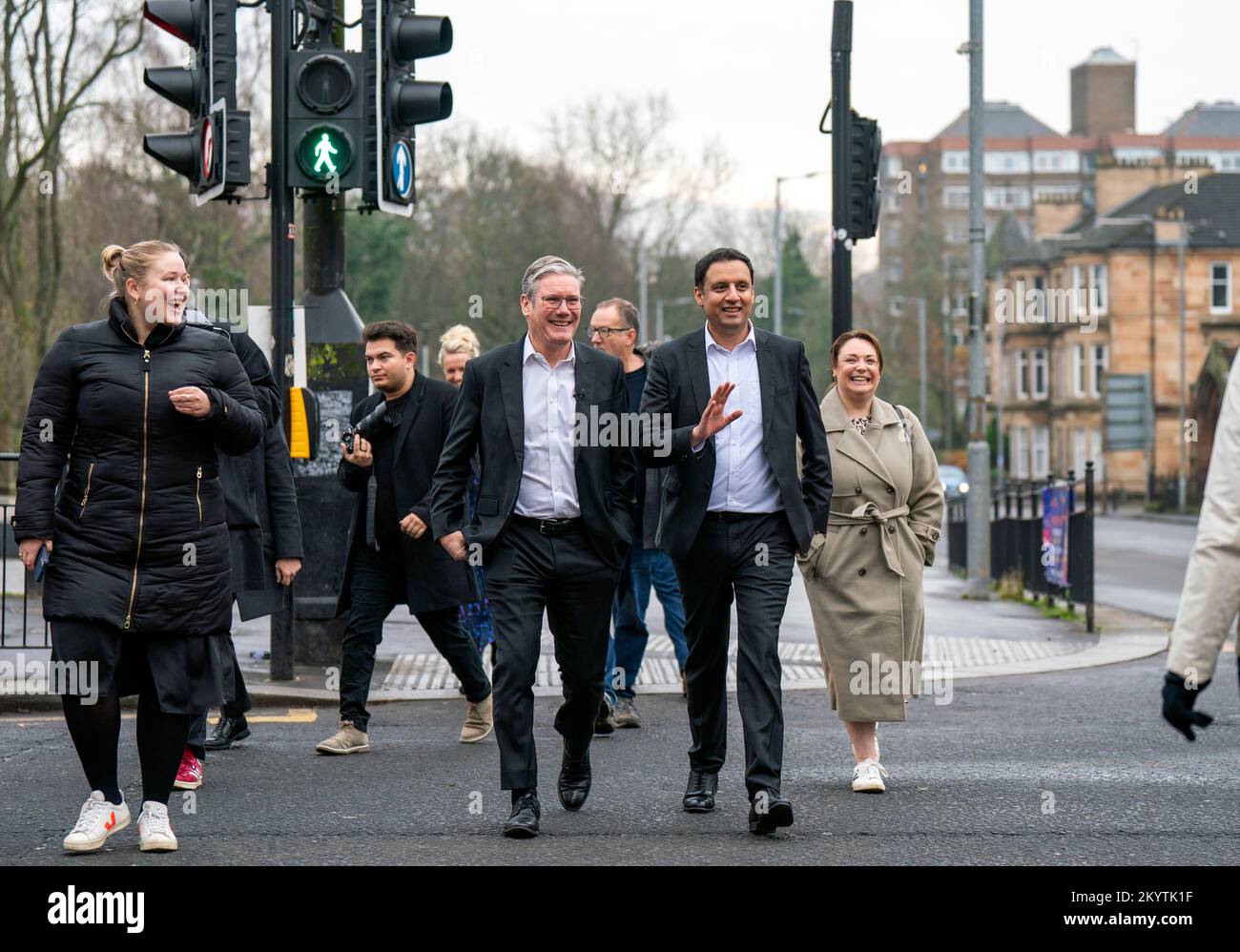 Der Vorsitzende der Labour Party Sir Keir Starmer (links) und Anas Sarwar, Führer der schottischen Labour Party, während eines Besuchs in Shawlands in Glasgow. Foto: Freitag, 2. Dezember 2022. Stockfoto