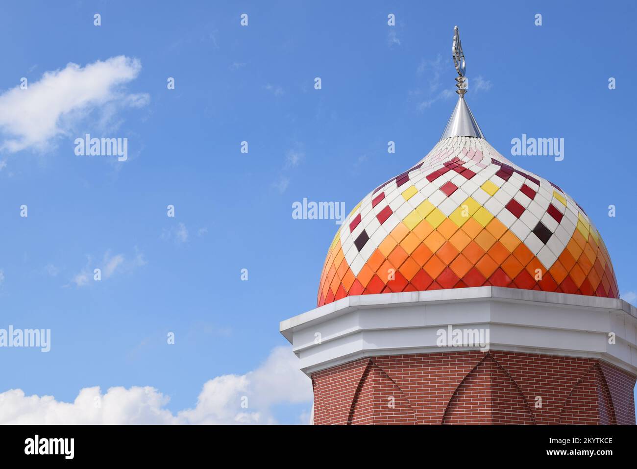 Moschee Towers in Indonesien. Moschee mit islamischem Hintergrund. Das Design der Moschee ist in der Tradition islamischer religiöser Architektur. Stockfoto