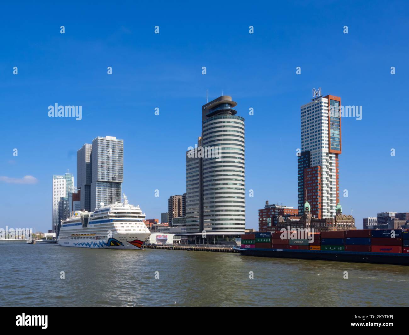 Rotterdam, Niederlande - 28. April 2022: Das touristische Kreuzschiff Aida ankerte neben den Wolkenkratzern von Rotterdam Stockfoto