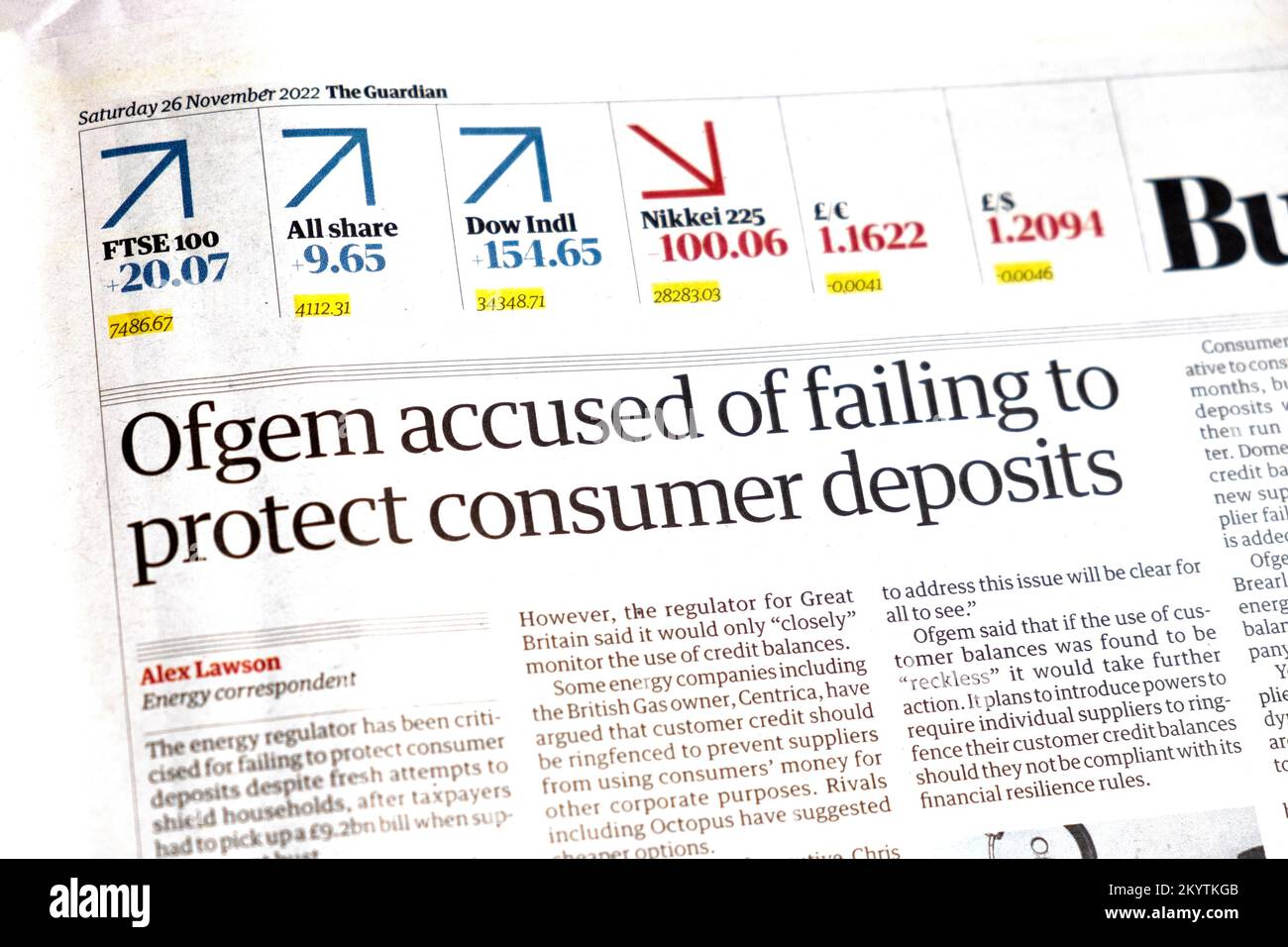 "Ofgem beschuldigt, Kundeneinlagen nicht zu schützen" Guardian Schlagzeile Business Section Haushaltsenergie Clipping 26. November 2022 UK Stockfoto
