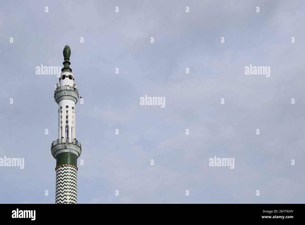 Moschee Towers in Indonesien. Moschee mit islamischem Hintergrund. Das Design der Moschee ist in der Tradition islamischer religiöser Architektur. Kreativ A Stockfoto