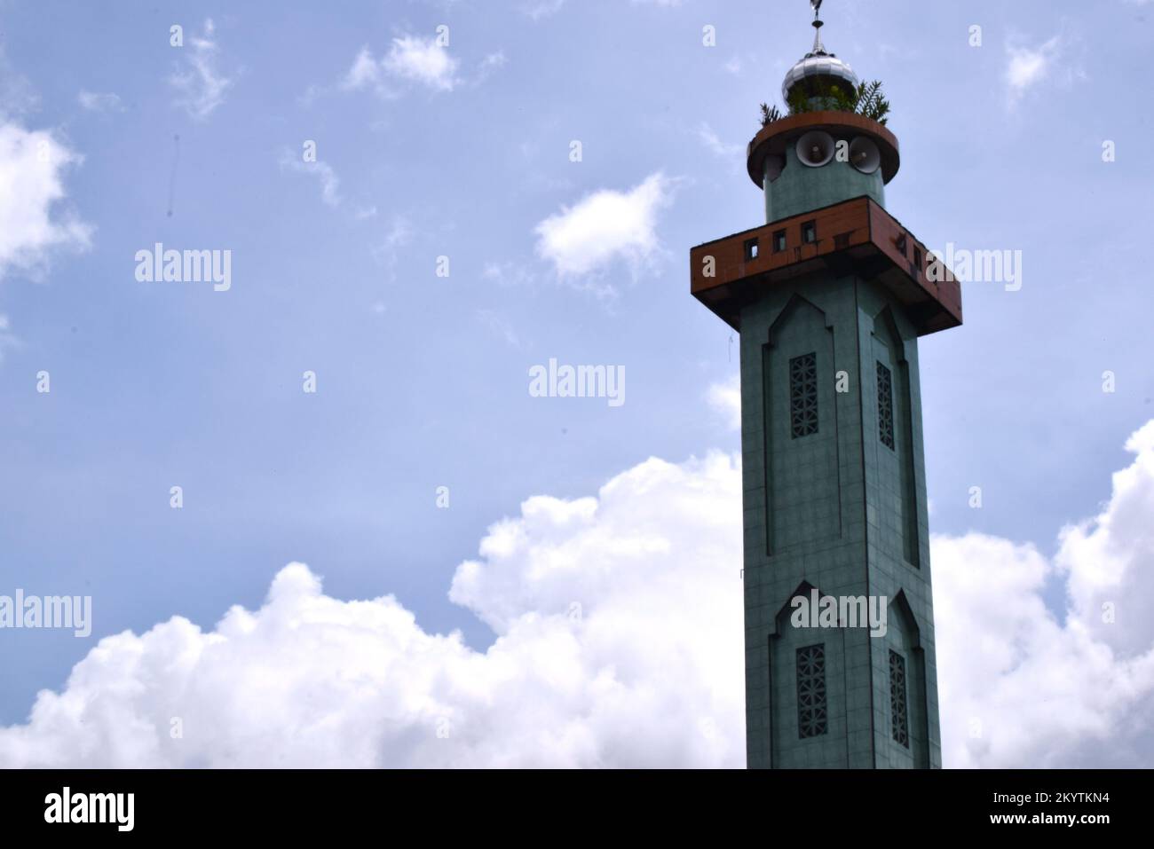 Moschee Towers in Indonesien. Moschee mit islamischem Hintergrund. Das Design der Moschee ist in der Tradition islamischer religiöser Architektur. Kreativ A Stockfoto