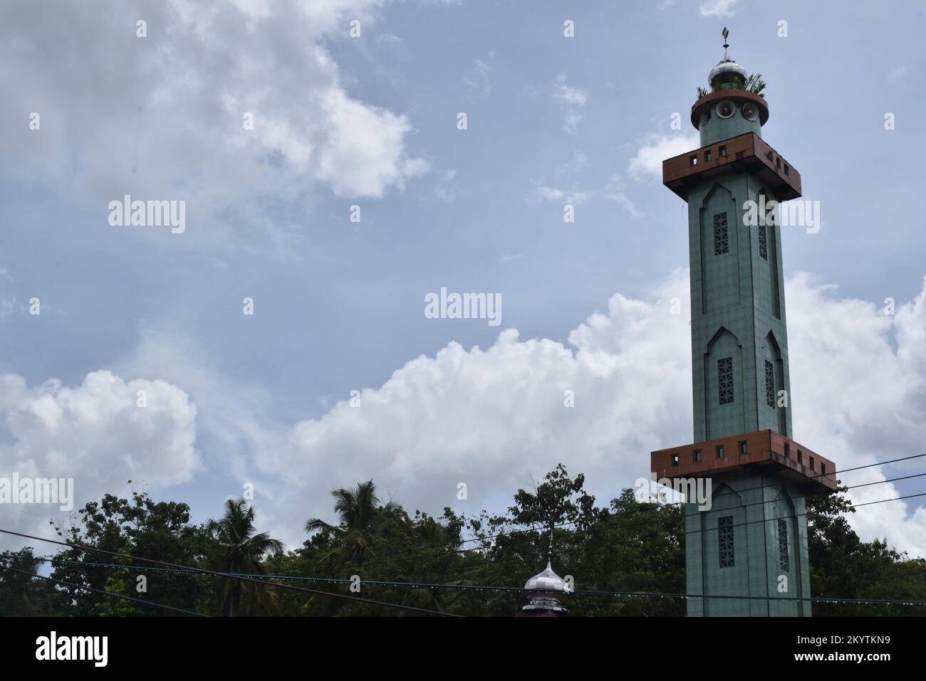 Moschee Towers in Indonesien. Moschee mit islamischem Hintergrund. Das Design der Moschee ist in der Tradition islamischer religiöser Architektur. Kreativ A Stockfoto