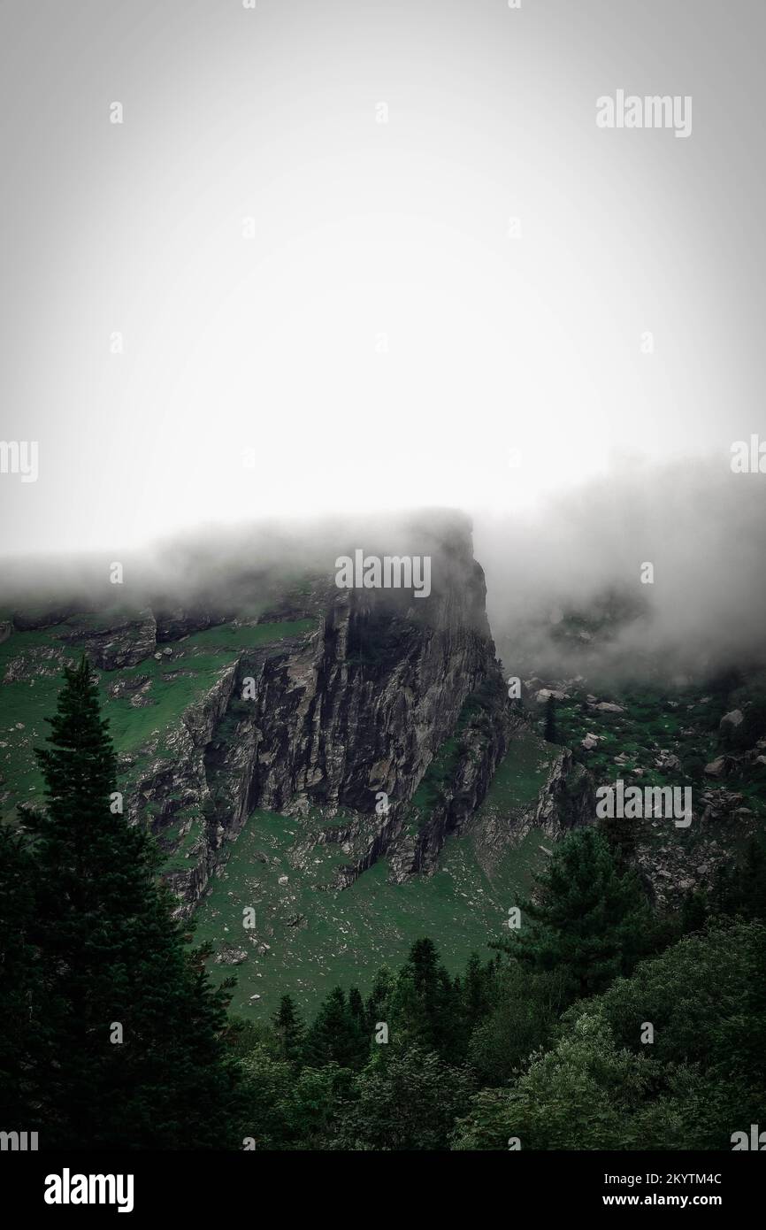 Wolkenbedeckte grüne Berge Stockfoto