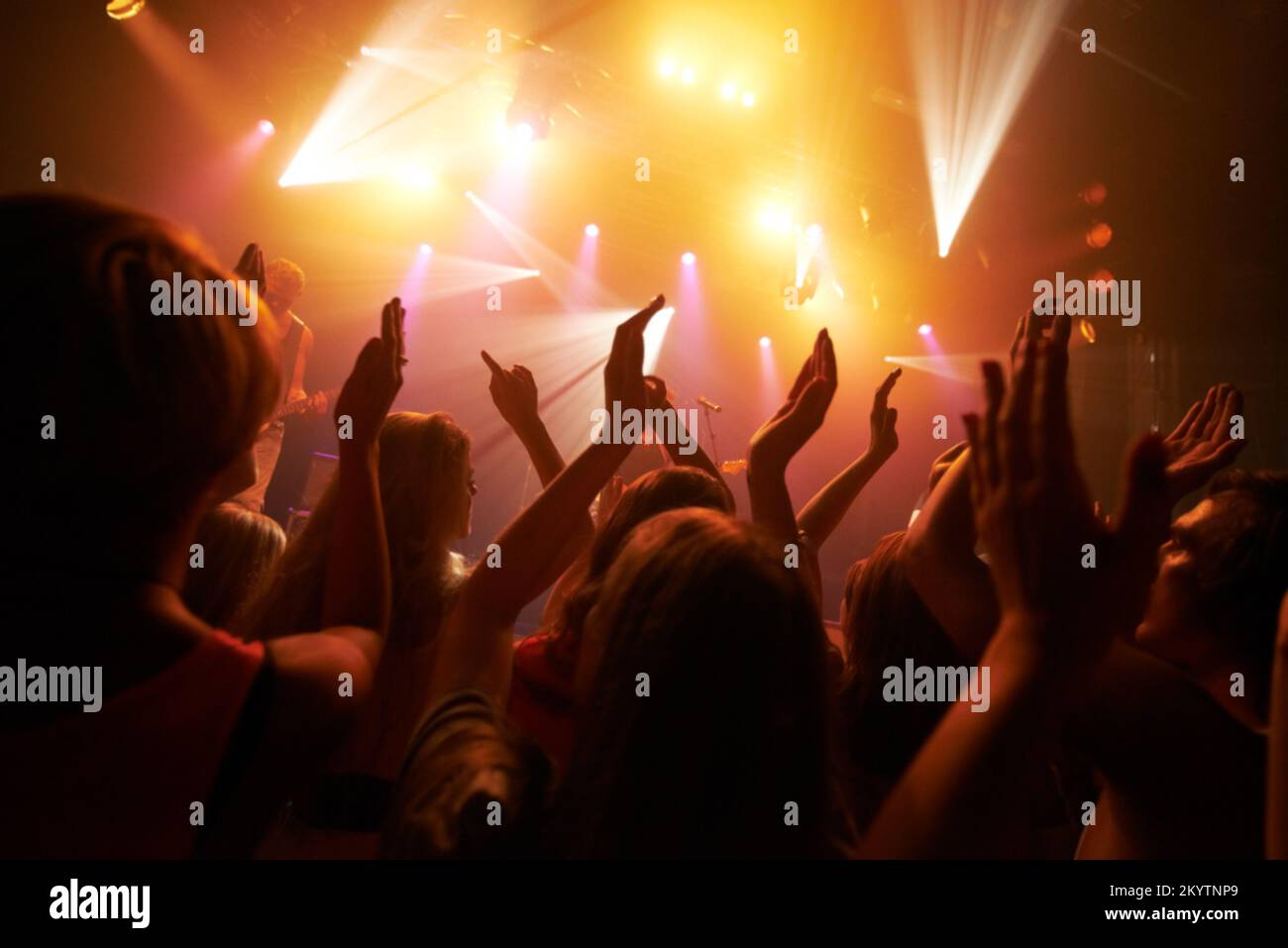 Musik-Rockfestival, Konzert oder Aufführung mit Zuschauern, Zuschauern oder Menschen, die mit Fans, Jugendlichen und Freunden tanzen. Gruppe von Personen bei einer Stockfoto