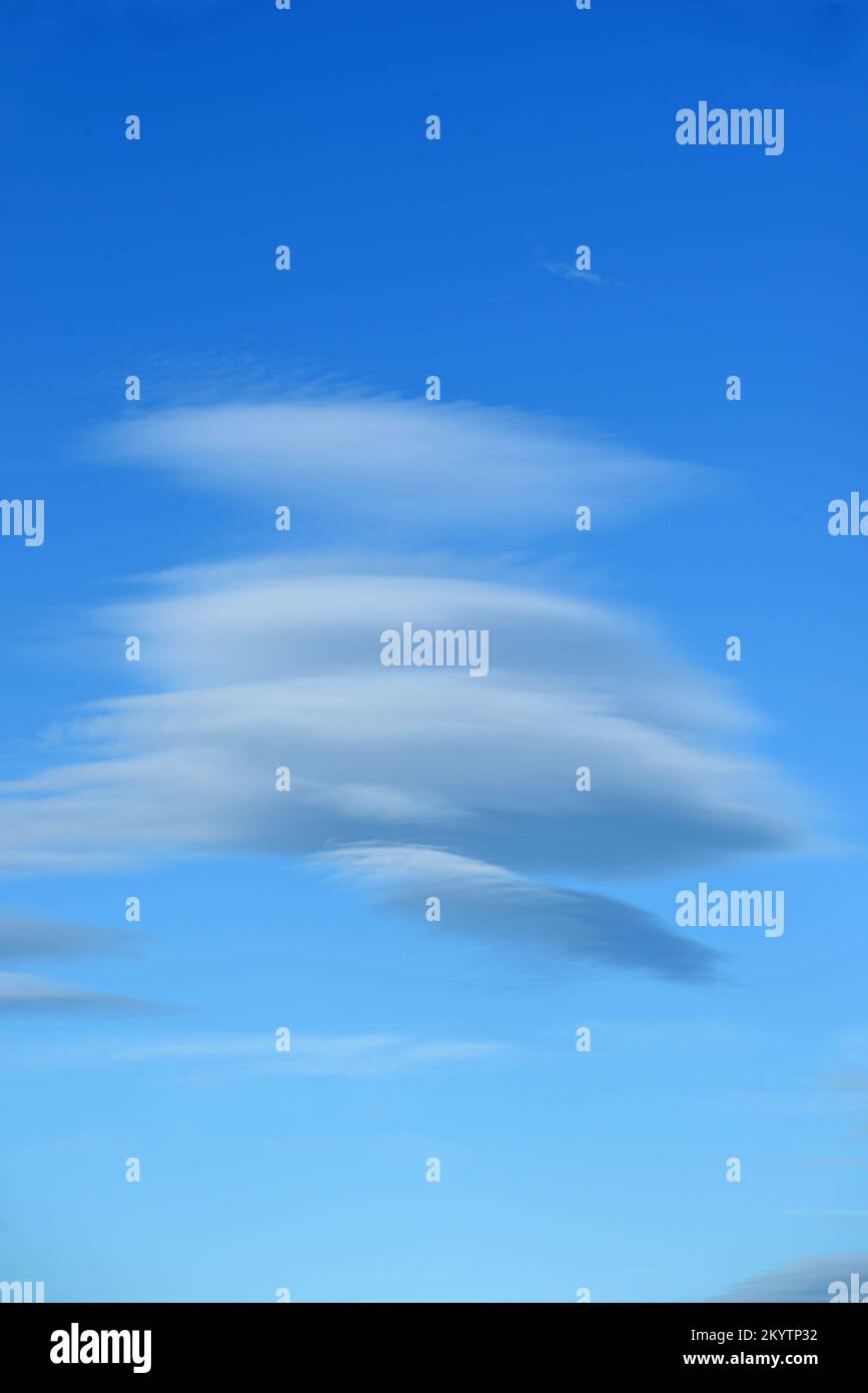 Linsenwolkenbildung oder Stratocumulus-Linsenwolken Stockfoto