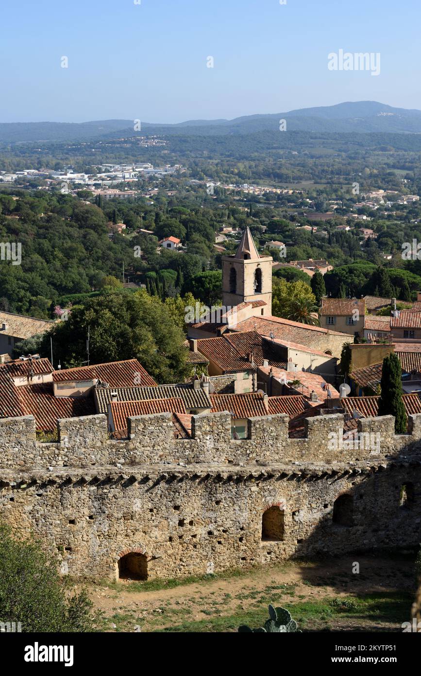 Blick über die Altstadt, das historische Viertel oder die Dächer der Stadtmauer oder der Festungsmauern Grimaud Var Provence France Stockfoto