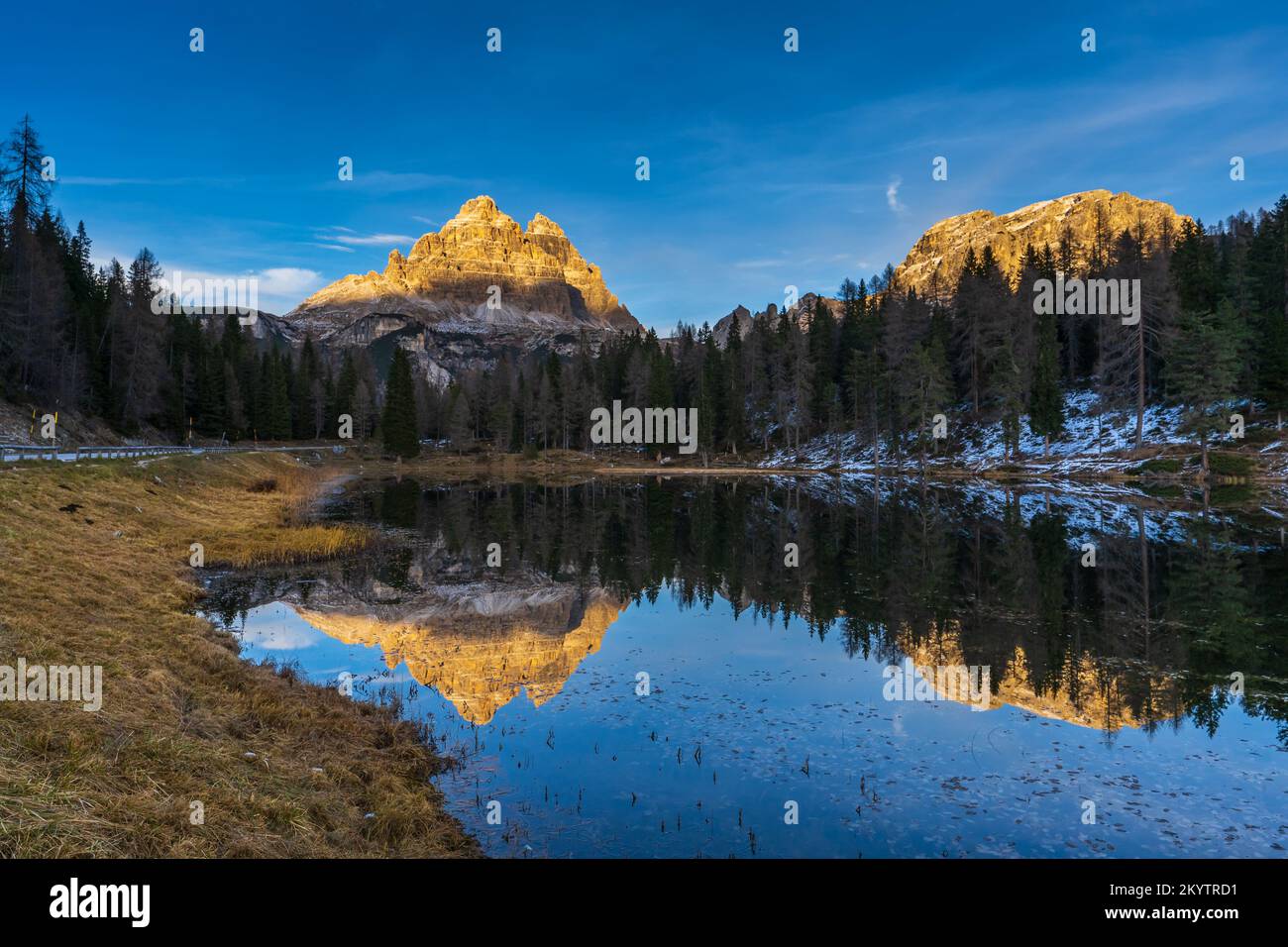 Three Peaks of Lavaredo vom See Antorno bei Sonnenaufgang (Dolomiten - Italien) Stockfoto