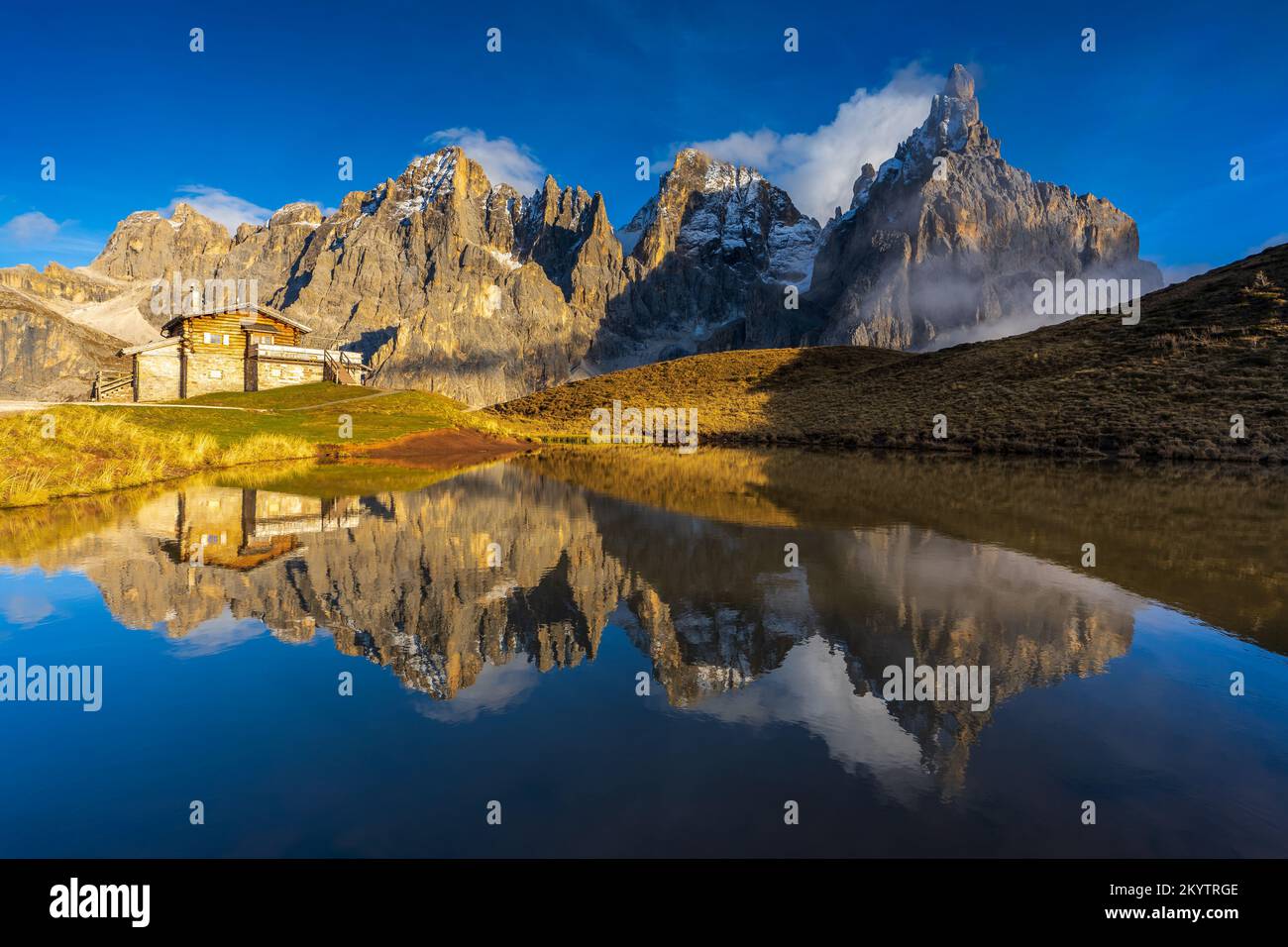 Baita Segantini e Pale di San Martino (Dolomiten, Italien) Stockfoto