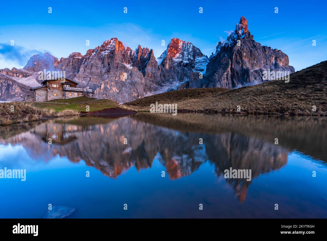 Baita Segantini e Pale di San Martino (Dolomiten, Italien) Stockfoto