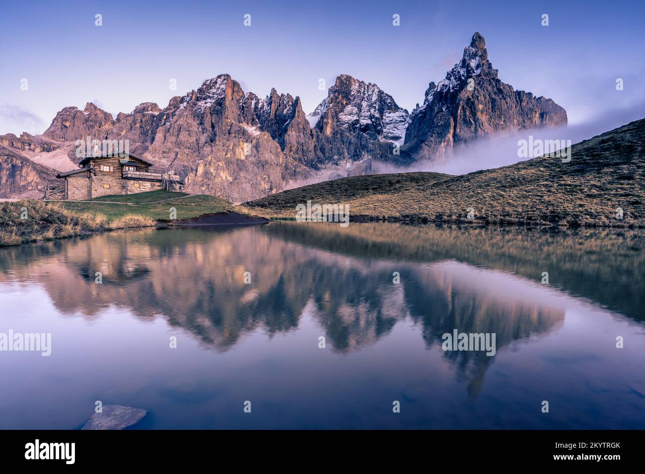 Baita Segantini e Pale di San Martino (Dolomiten, Italien) Stockfoto