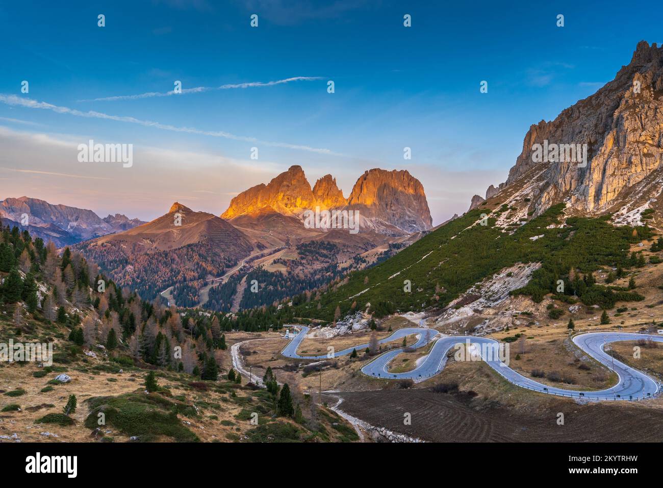 Die Haarnadel biegt sich, um Passo Pordoi zu erreichen Stockfoto