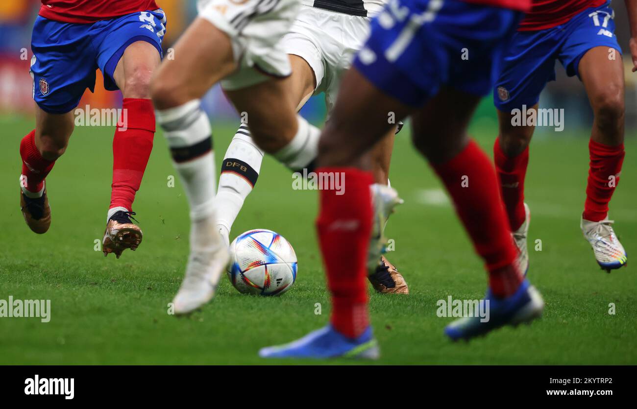 FIFA Weltmeisterschaft Katar 2022 Gruppe E Spiel zwischen Costa Rica und Deutschland im Al Bayt Stadium am 01. Dezember 2022 in Al Khor, Katar. Costa Rica Deutschland 2:4 Fussball allgemein Ball und Beine Fussball WM 2022 in Katar FIFA Fußball-Weltmeisterschaft 2022 © diebilderwelt / Alamy Stock Stockfoto