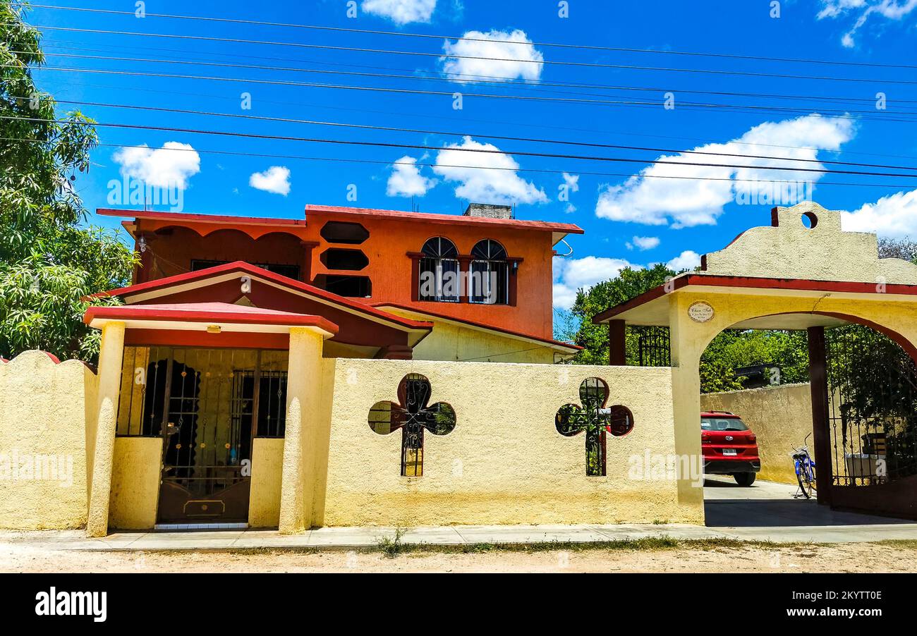 Ein kleines Dorf mit Straßen beherbergt Kirchen und öffentliche Plätze in Kantunilkin Lazaro Cardenas in Quintana Roo Mexiko. Stockfoto