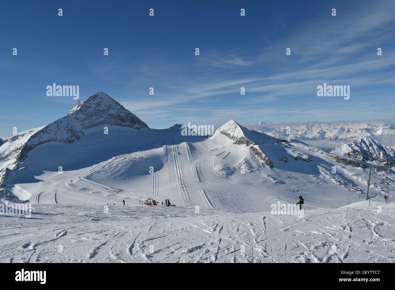 Sonniger Tag auf einem Hintertux-Gletscher (Foto von 3250 Metern über dem Meeresspiegel) mit Blick auf die Tiroler Alpen Stockfoto
