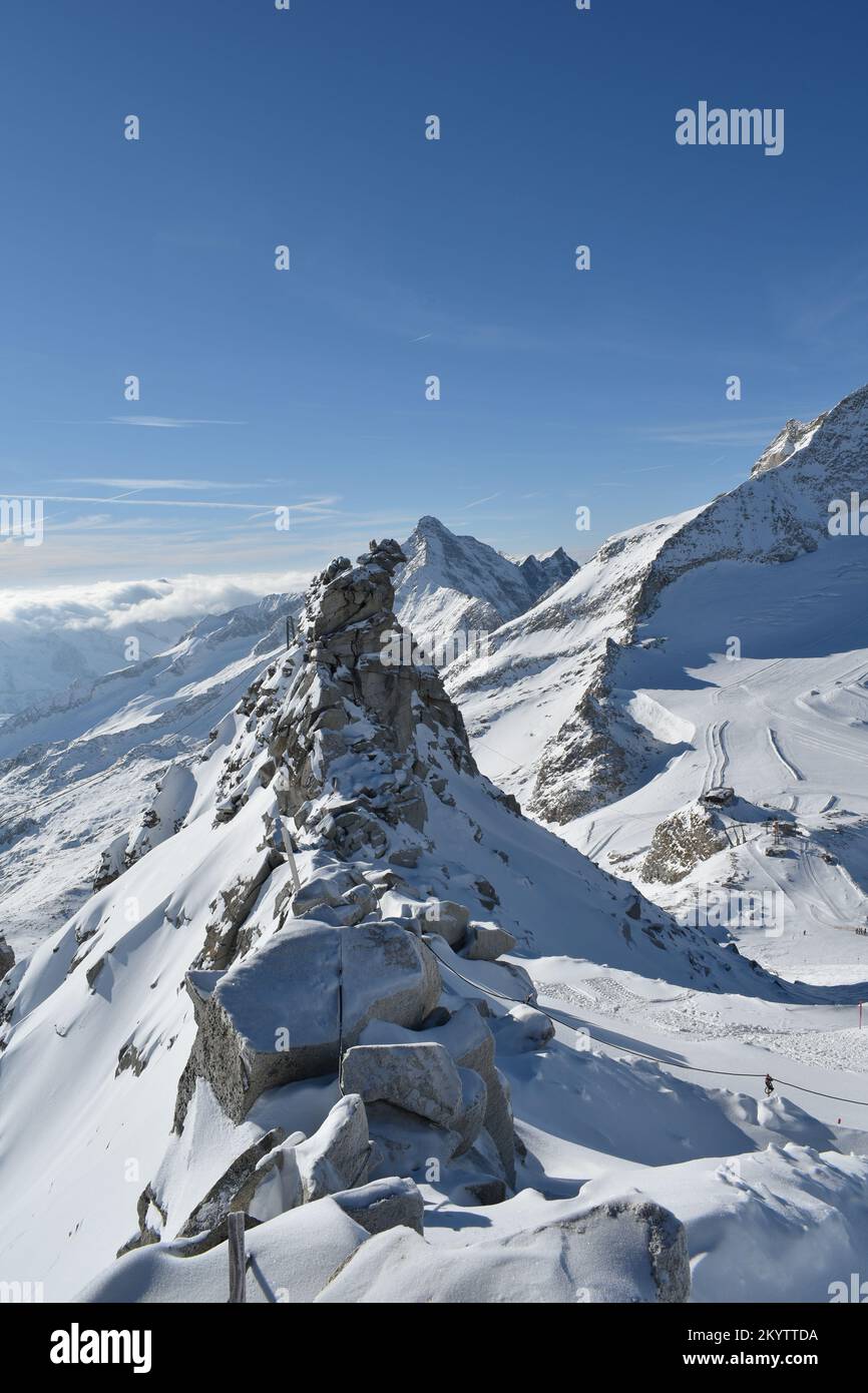 Sonniger Tag auf einem Hintertux-Gletscher (Foto von 3250 Metern über dem Meeresspiegel) mit Blick auf die Tiroler Alpen Stockfoto