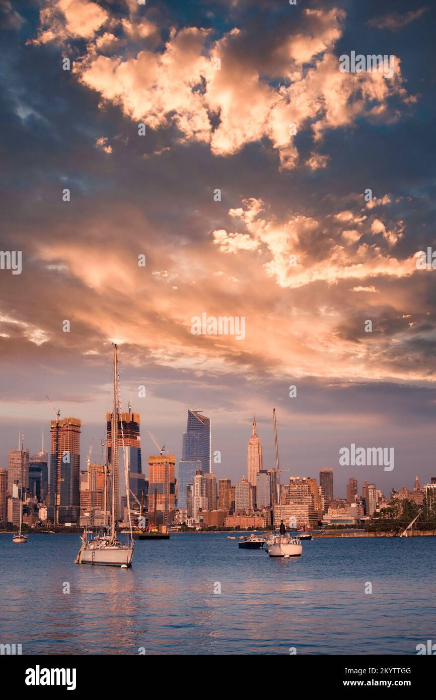 Skyline von New York City mit Wolkenkratzern, Neubauten, Hudson River und Sonnenuntergang aus New Jersey Stockfoto