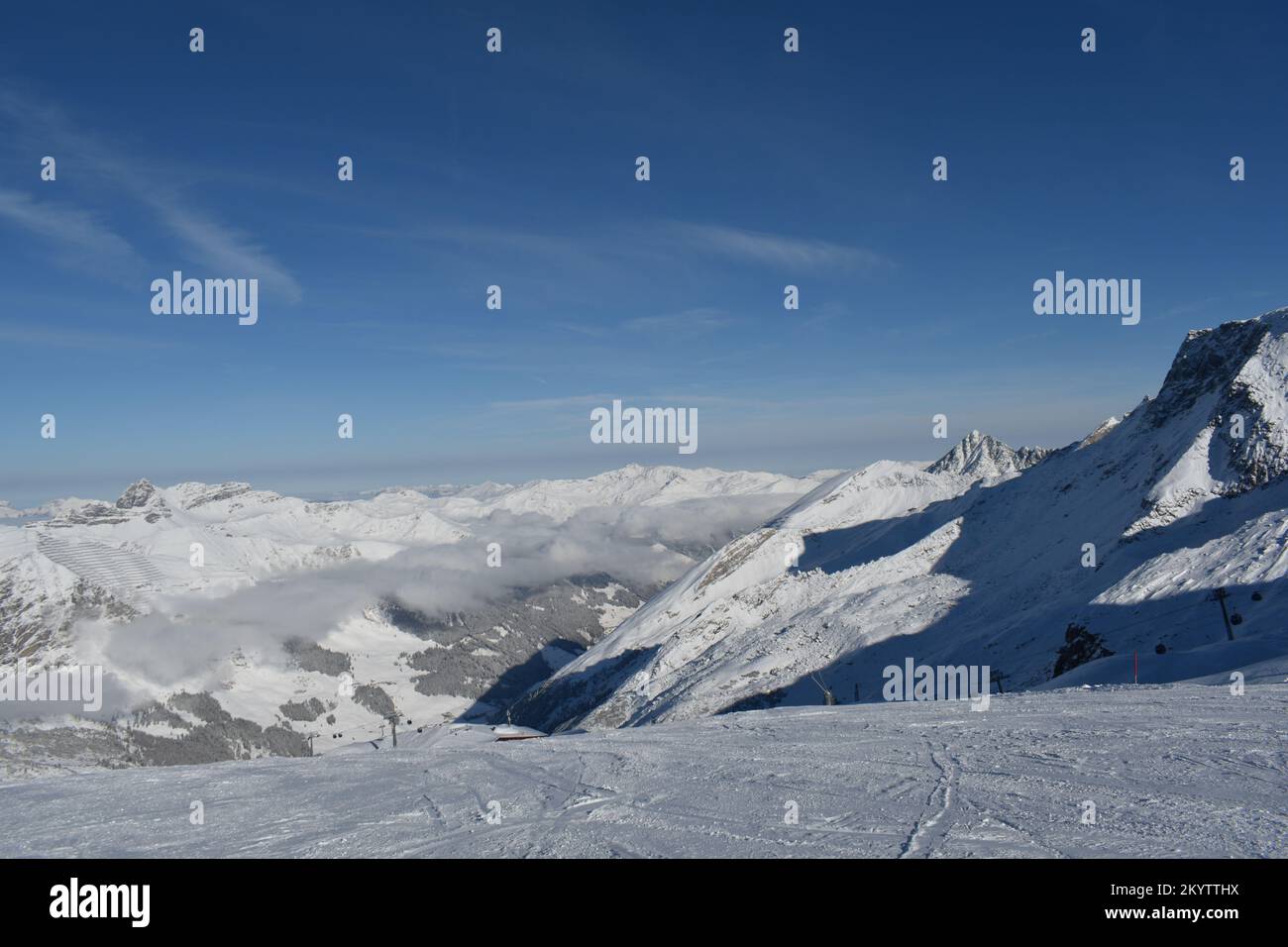 Blick vom Hintertux-Gletscher an einem sonnigen Tag Stockfoto