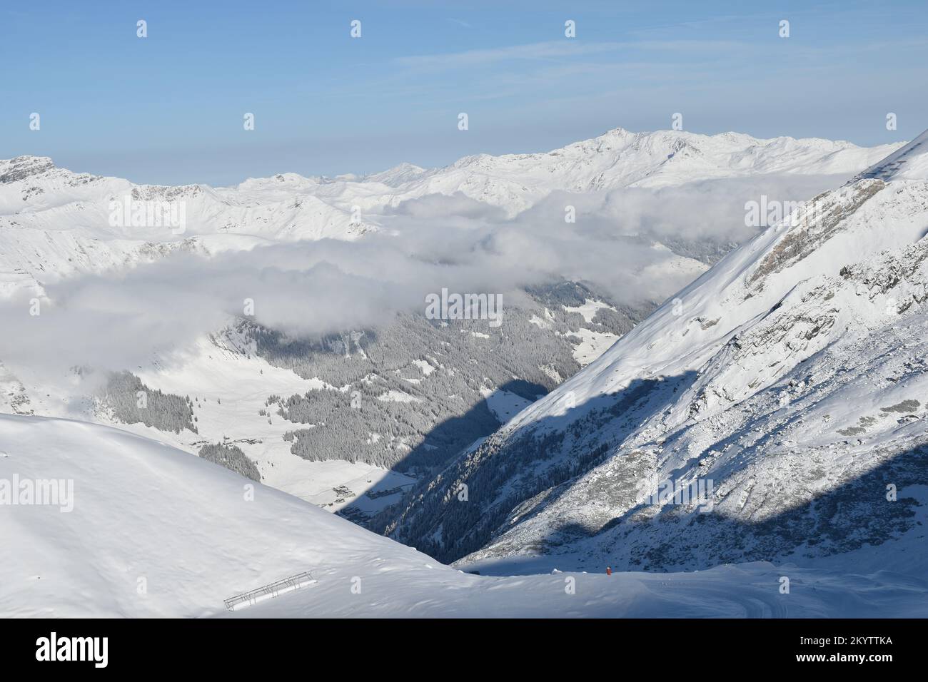 Blick vom Hintertux-Gletscher an einem sonnigen Tag Stockfoto