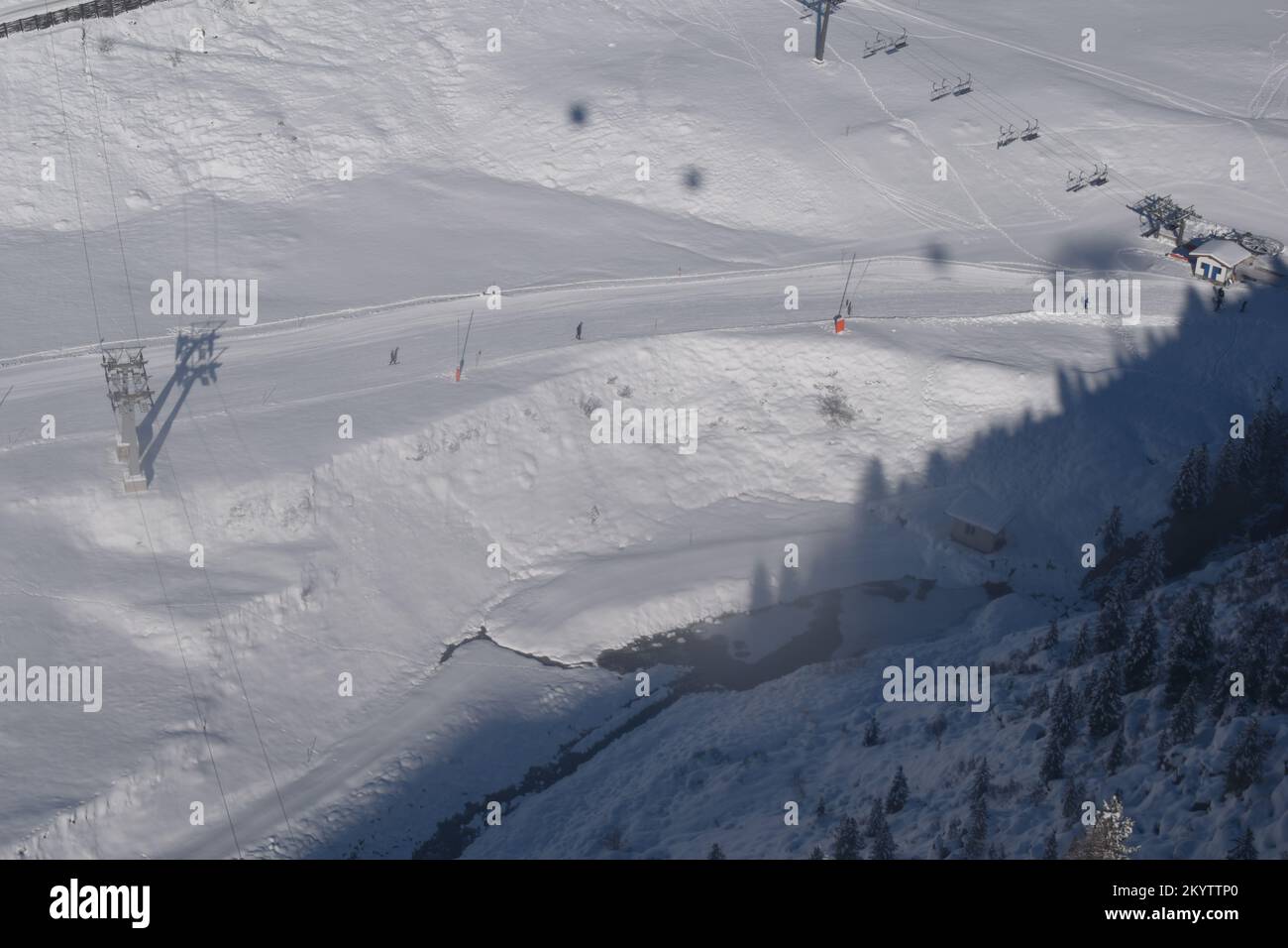 Luftaufnahme von Skifahrern und Sessellift auf einem Hintertuxer-Gletscher an einem sonnigen Tag Stockfoto