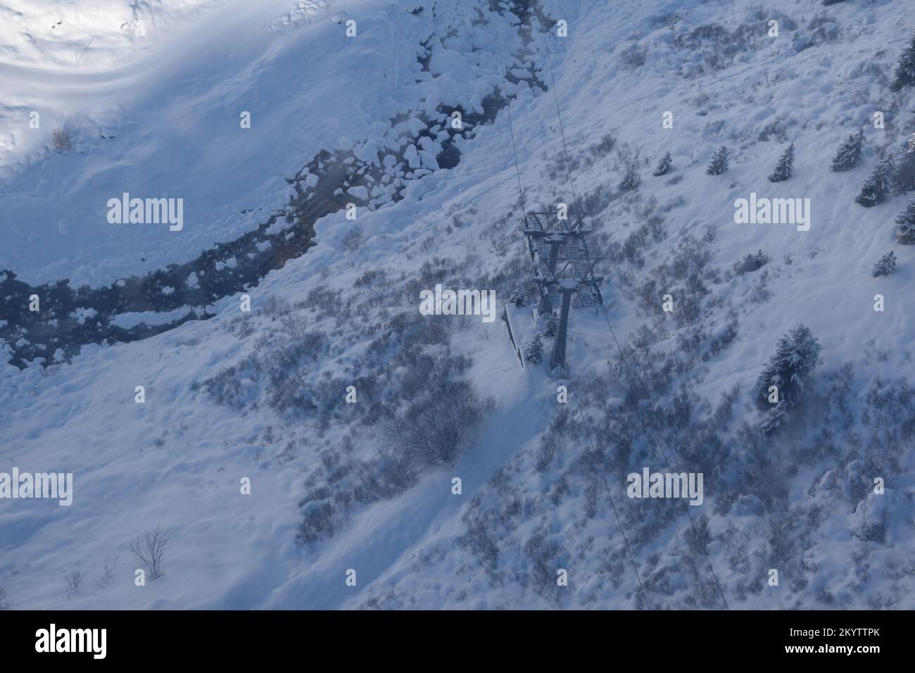Luftaufnahme von Skifahrern und Sessellift auf einem Hintertuxer-Gletscher an einem sonnigen Tag Stockfoto