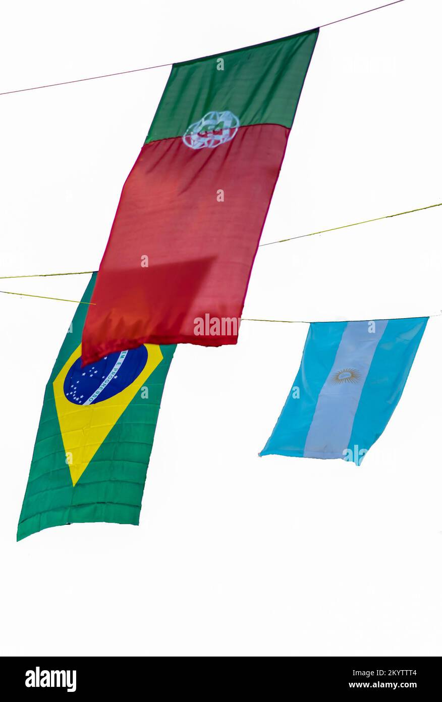 Brasilianische, kanadische und argentinische Flaggen hängen auf isoliertem weißem Hintergrund Stockfoto