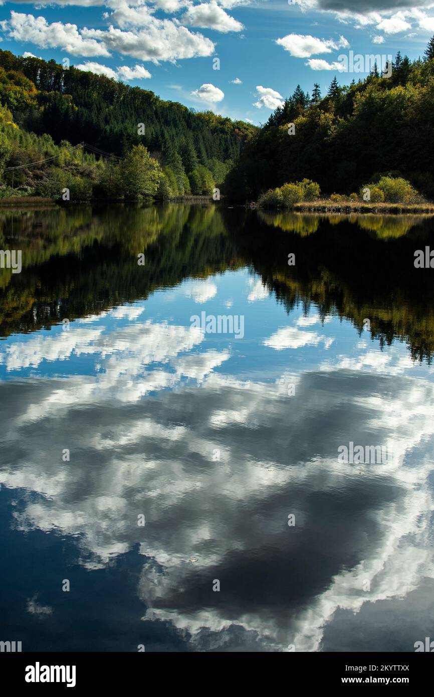 Wolkenreflexionen im Marcenat-See. Cantal. Auvergne Rhone Alpen. Frankreich Stockfoto