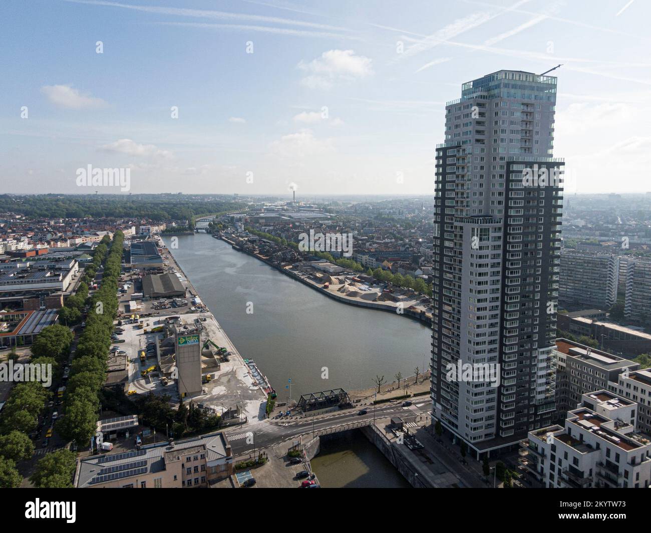 Brüssel, Belgien - 12. Mai 2022: Stadtlandschaft der Stadt Brüssel, Wolkenkratzer-Apartmentgebäude mit dem Fluss Senne, der Brüssel und in durchquert Stockfoto