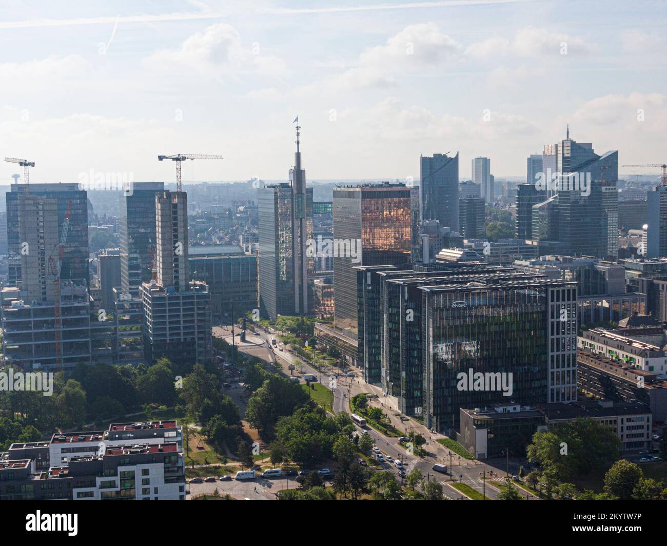 Brüssel, Belgien - 12. Mai 2022: Stadtlandschaft der Stadt Brüssel. Büroviertel gemischt mit Wohngebäuden in einem Wohngebiet. Stockfoto