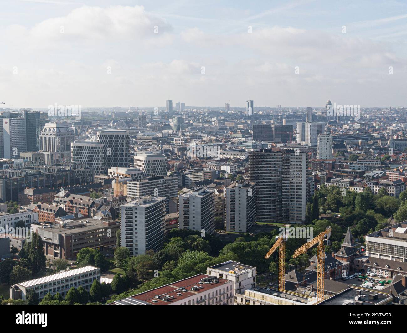Brüssel, Belgien - 12. Mai 2022: Stadtlandschaft der Stadt Brüssel. Büroviertel gemischt mit Wohngebäuden in einem Wohngebiet. Stockfoto
