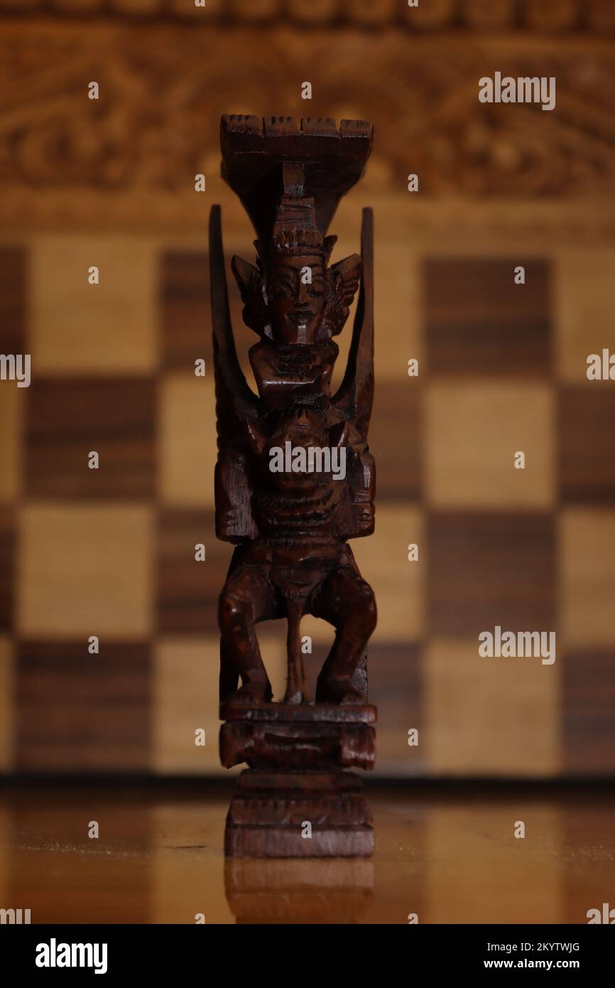 Maya-Schachfiguren, fotografiert auf einem Hintergrund mit einem Schachbrett Stockfoto