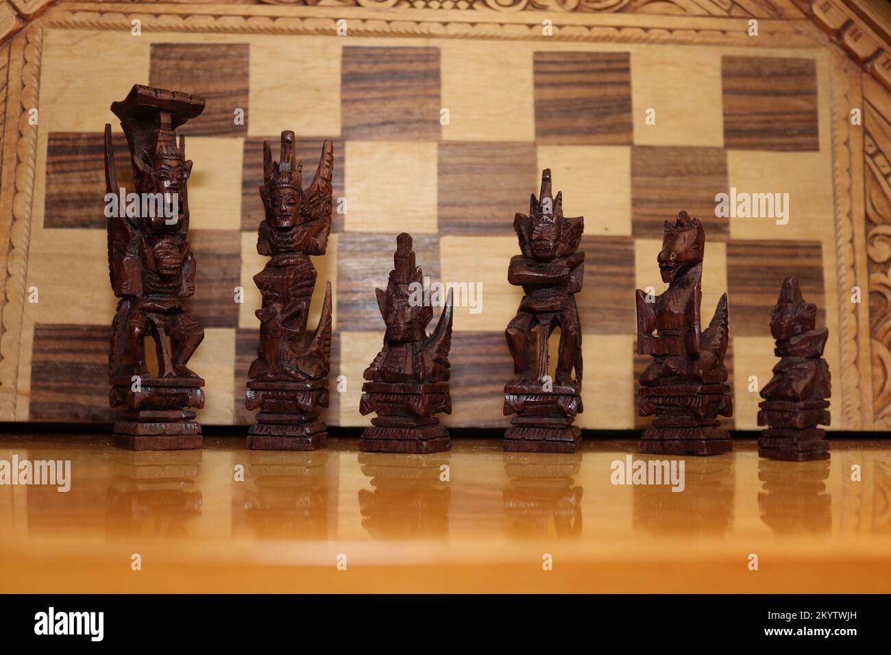 Maya-Schachfiguren, fotografiert auf einem Hintergrund mit einem Schachbrett Stockfoto