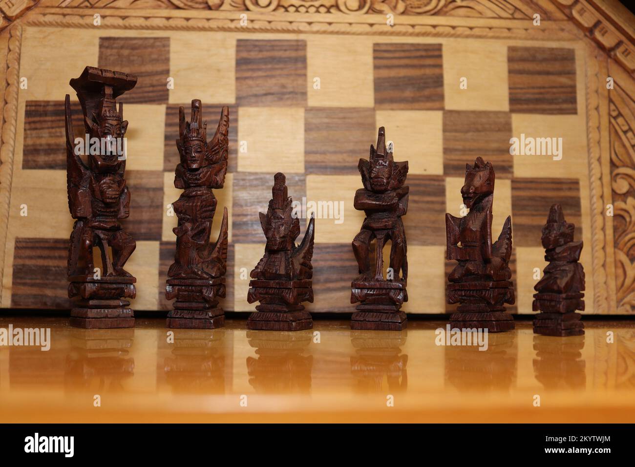 Maya-Schachfiguren, fotografiert auf einem Hintergrund mit einem Schachbrett Stockfoto