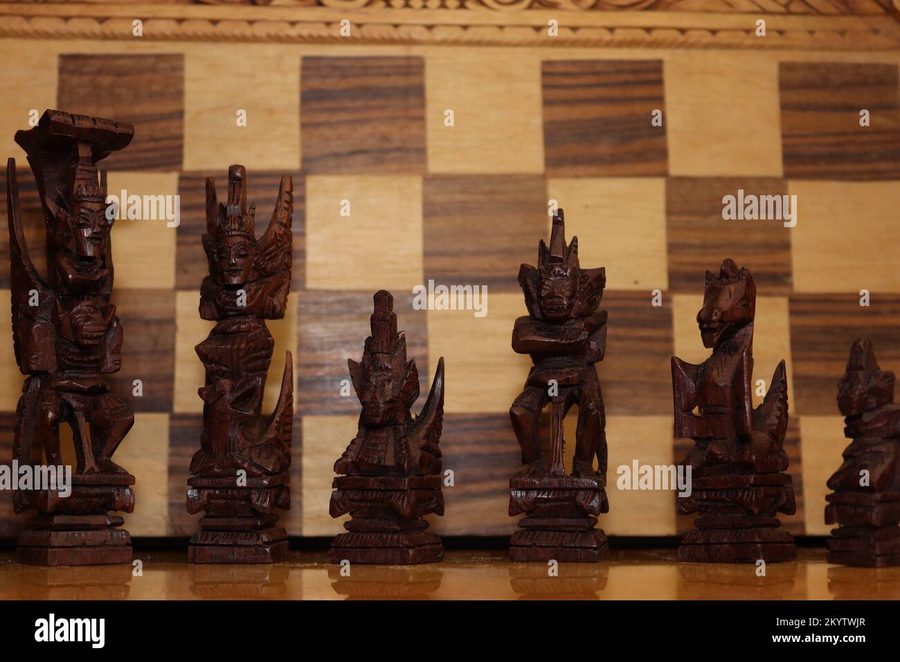 Maya-Schachfiguren, fotografiert auf einem Hintergrund mit einem Schachbrett Stockfoto