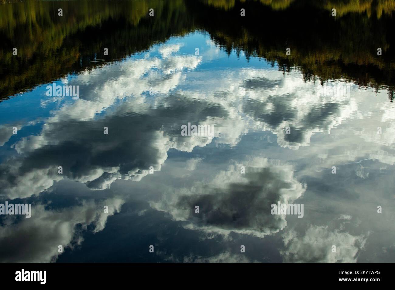Wolkenreflexionen im Marcenat-See. Cantal. Auvergne Rhone Alpen. Frankreich Stockfoto