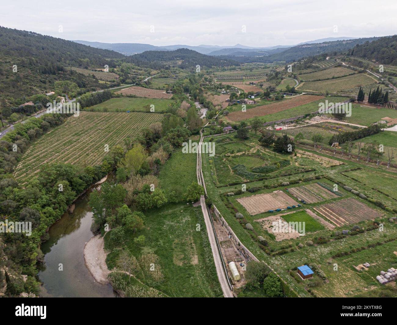 Luftaufnahme der mittelalterlichen Stadt Lagrasse, Aude, Oczitanie. Die Stadt ist entlang des Flusses Orbieu gebaut Stockfoto