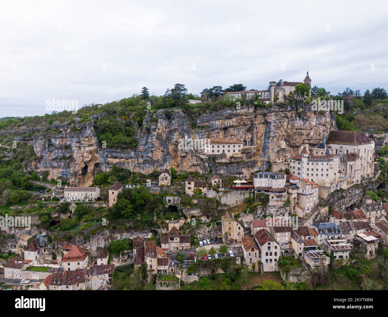 Luftaufnahme des schönen Dorfes Rocamadour im Departement Lot, Südwest-Frankreich. Sein Heiligtum der seligen Jungfrau Maria, hat seit Jahrhunderten angezogen Stockfoto