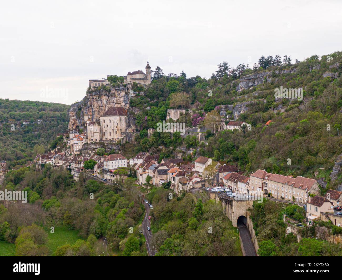 Luftaufnahme des schönen Dorfes Rocamadour im Departement Lot, Südwest-Frankreich. Sein Heiligtum der seligen Jungfrau Maria, hat seit Jahrhunderten angezogen Stockfoto