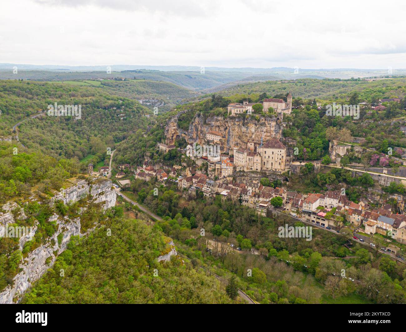 Luftaufnahme des schönen Dorfes Rocamadour im Departement Lot, Südwest-Frankreich. Sein Heiligtum der seligen Jungfrau Maria, hat seit Jahrhunderten angezogen Stockfoto