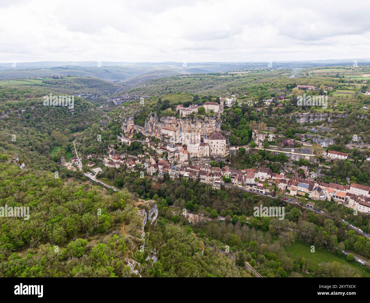 Luftaufnahme des schönen Dorfes Rocamadour im Departement Lot, Südwest-Frankreich. Sein Heiligtum der seligen Jungfrau Maria, hat seit Jahrhunderten angezogen Stockfoto