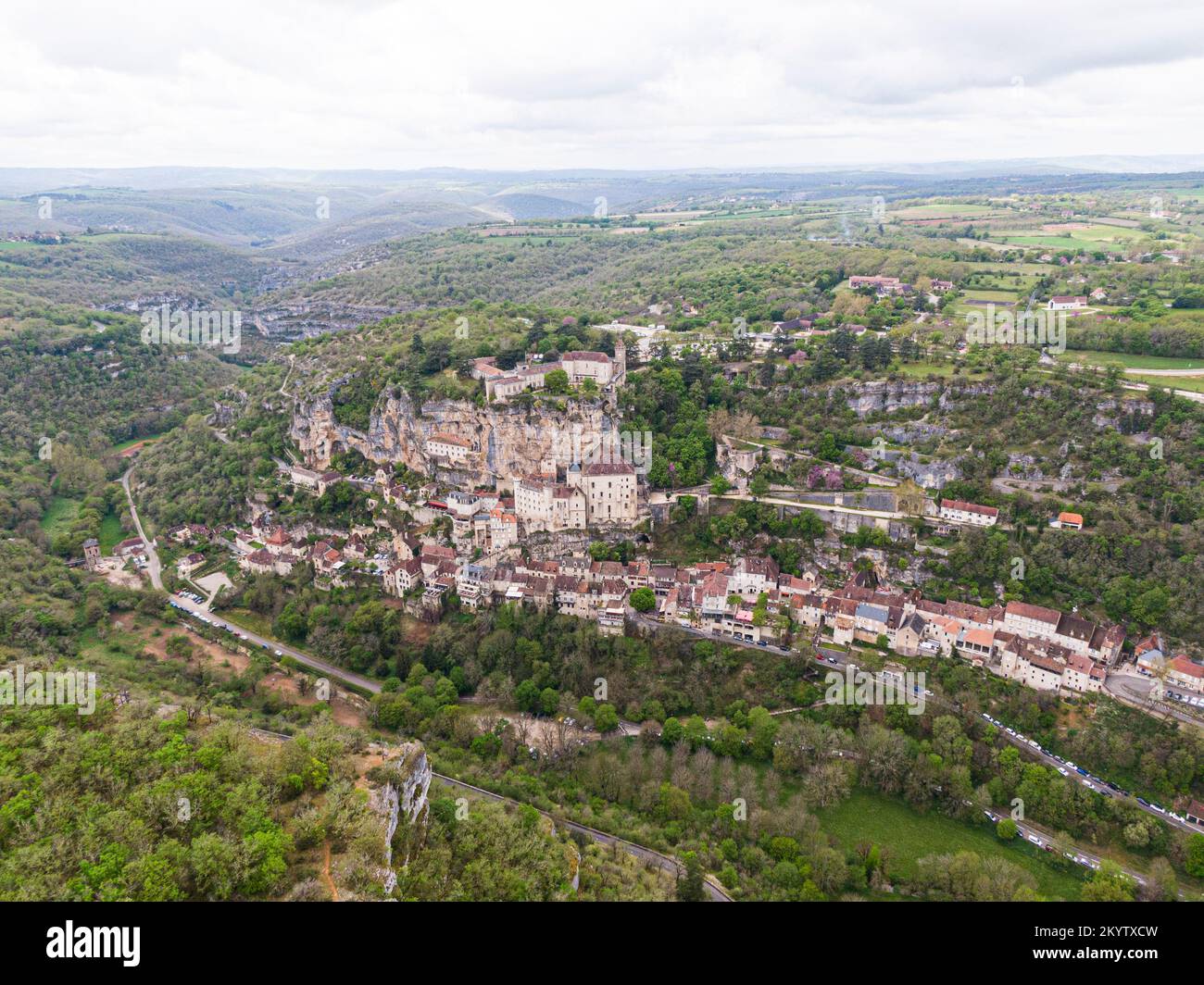 Luftaufnahme des schönen Dorfes Rocamadour im Departement Lot, Südwest-Frankreich. Sein Heiligtum der seligen Jungfrau Maria, hat seit Jahrhunderten angezogen Stockfoto