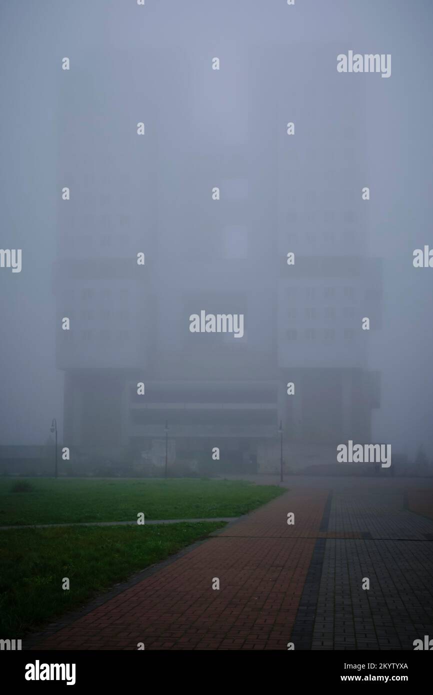 Silhouette Hochhaus, verlassenes Gebäude, ertrinkt im Nebel Stockfoto