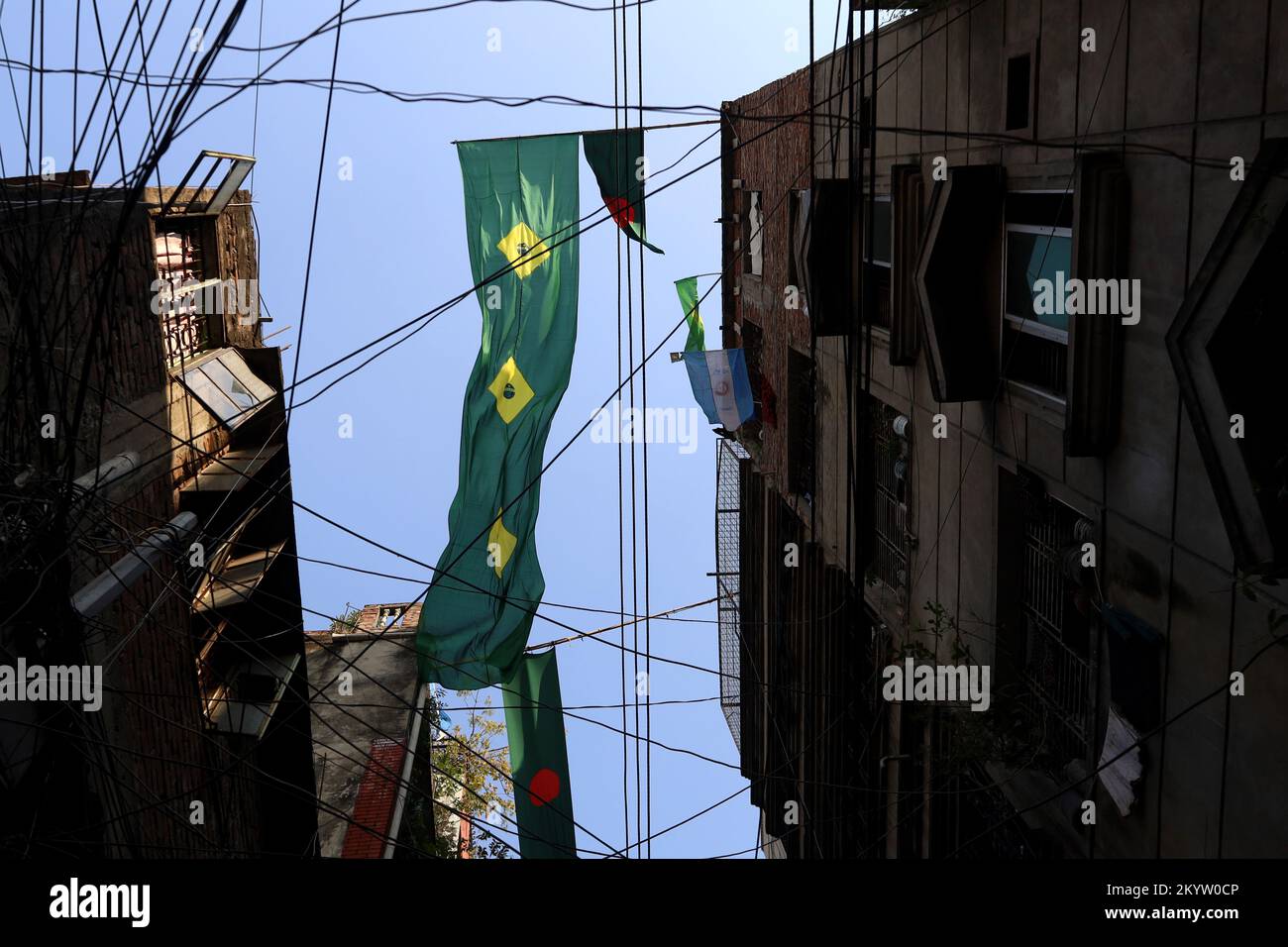 Alter Dhaka, Dhaka, Bangladesch. 2.. Dezember 2022. Eine riesige brasilianische Flagge weht auf dem Dach eines Hauses in Old Dhaka. (Bild: © Syed Mahabubul Kader/ZUMA Press Wire) Stockfoto