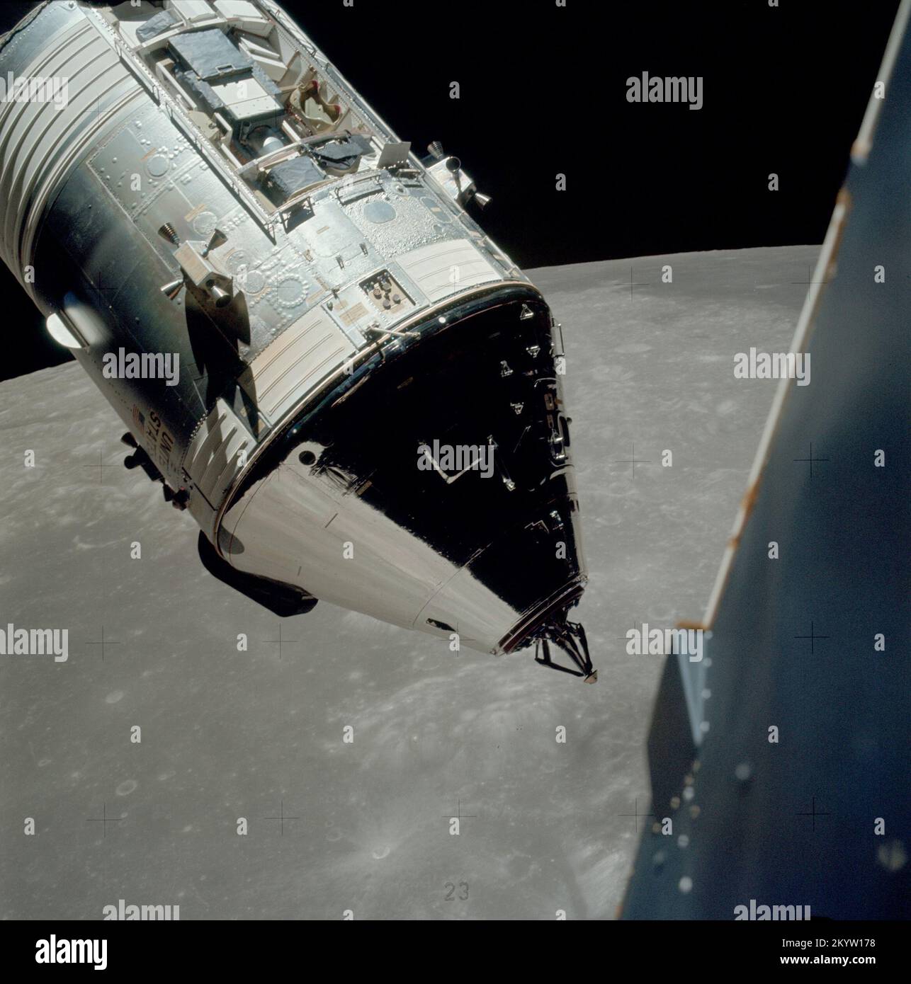 Apollo 17 Command/Service-Module, fotografiert vom LUNAR-Modul in der Umlaufbahn eine ausgezeichnete Ansicht der Apollo 17 Command and Service Modules (CSM), fotografiert vom LUNAR-Modul (LM) „Challenger“ während Rendezvous- und Andockmanövern in der LUNAR-Umlaufbahn. Die LM-Aufstiegsstufe, mit Astronauten Eugene A. Cernan und Harrison H. Schmitt an Bord, war gerade vom Taurus-Littrow-Landeplatz auf der Mondoberfläche zurückgekehrt. Astronaut Ronald E. Evans blieb beim CSM in der Mondumlaufbahn. Beachten Sie den SIM-Schacht (Exposed Scientific Instrument Module) in Sektor 1 des Servicemoduls (SM). 14. Dezember 1972 Stockfoto